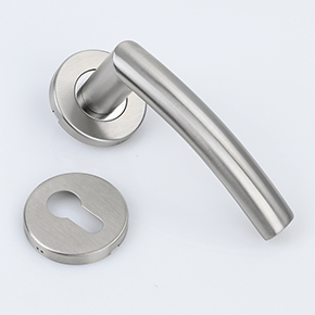 ¿Cómo quitarle el mango de palanca de la puerta?